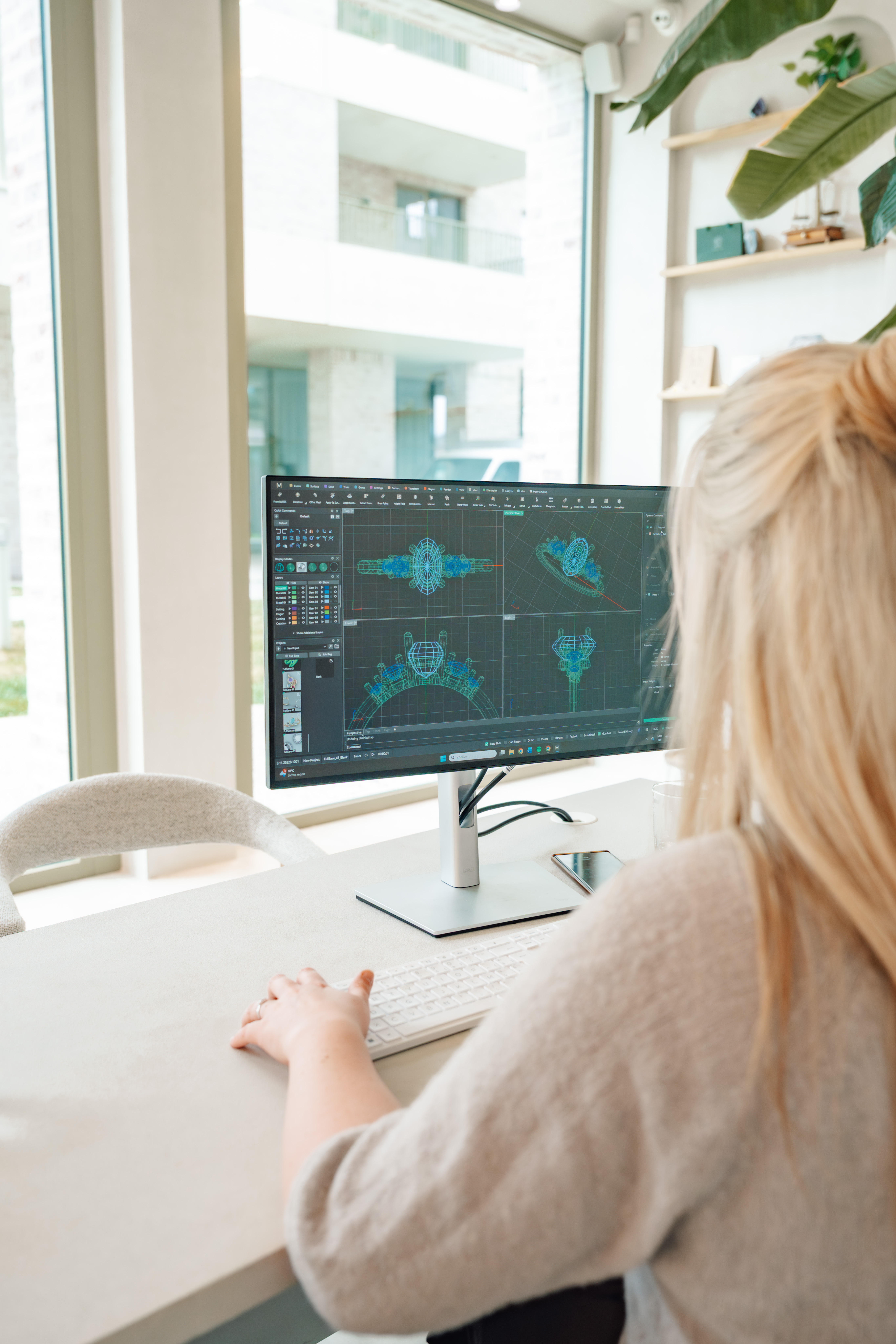 Laura ontwerpt een juweel in een 3D-programma op de computer