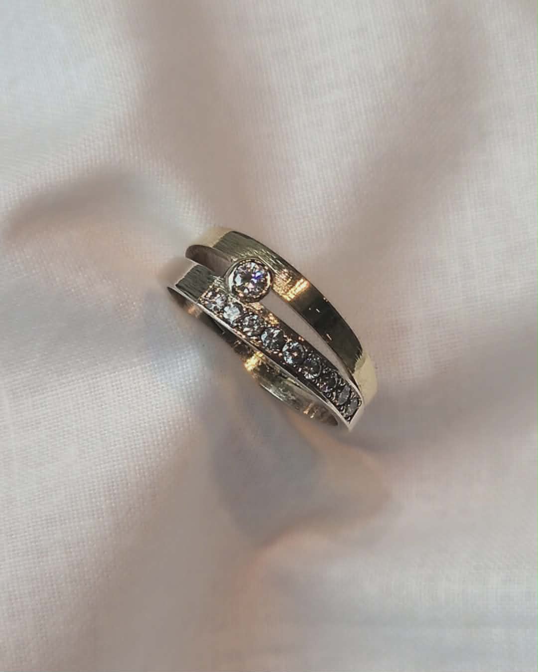 Ring in 18kt geel- en witgoud met diamant op een linnen doek