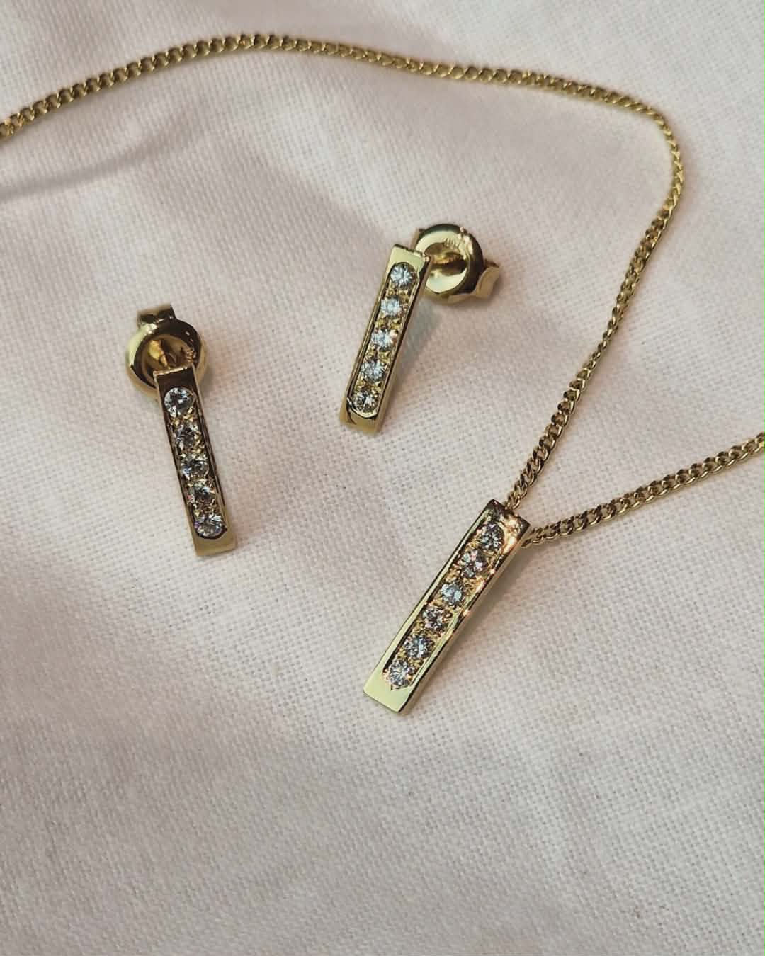 Oorbellen en hanger aan ketting, gemaakt uit oud goud met diamantjes