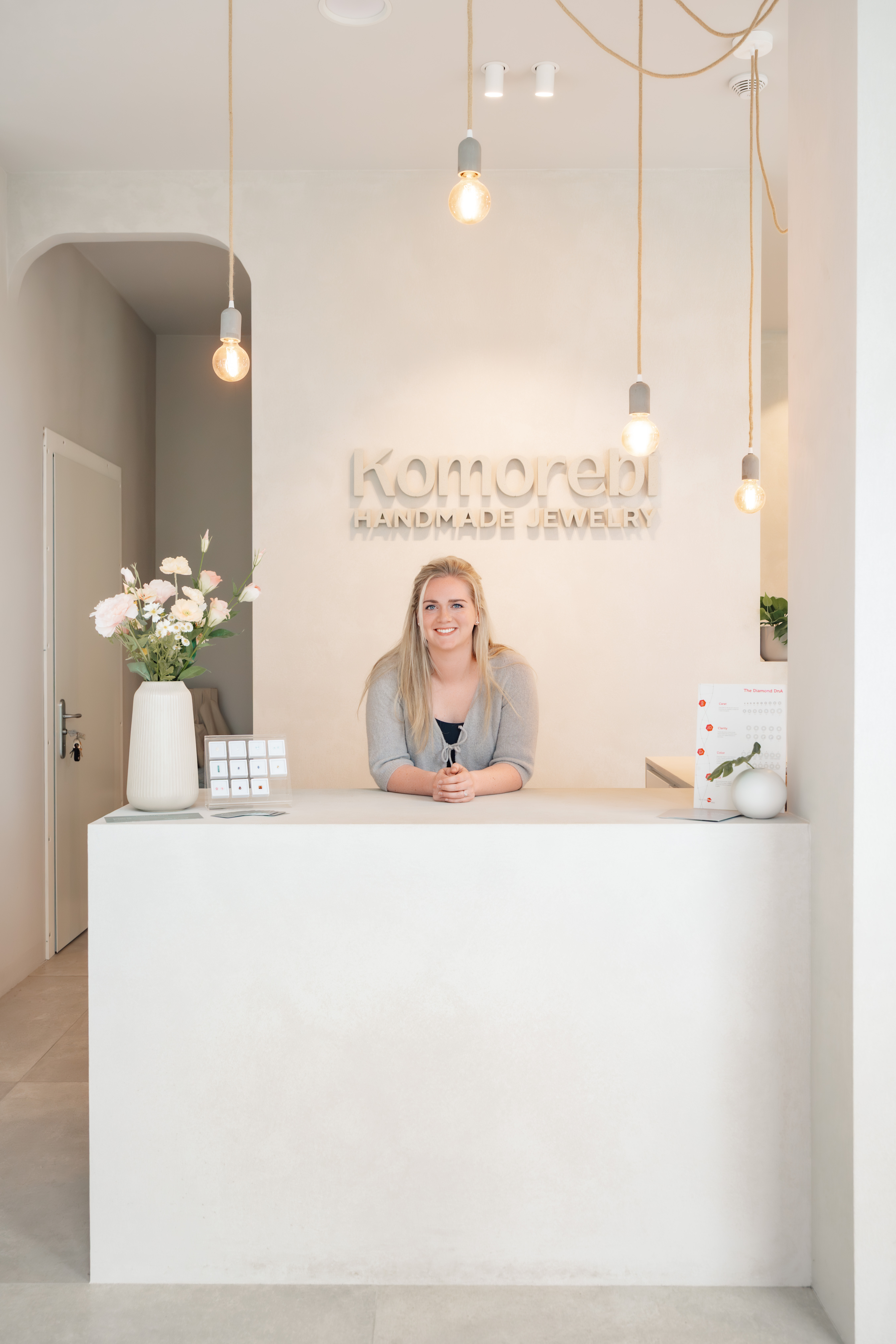 Laura Van Loocke achter de toonbank van Komorebi Handmade Jewelry in Deinze