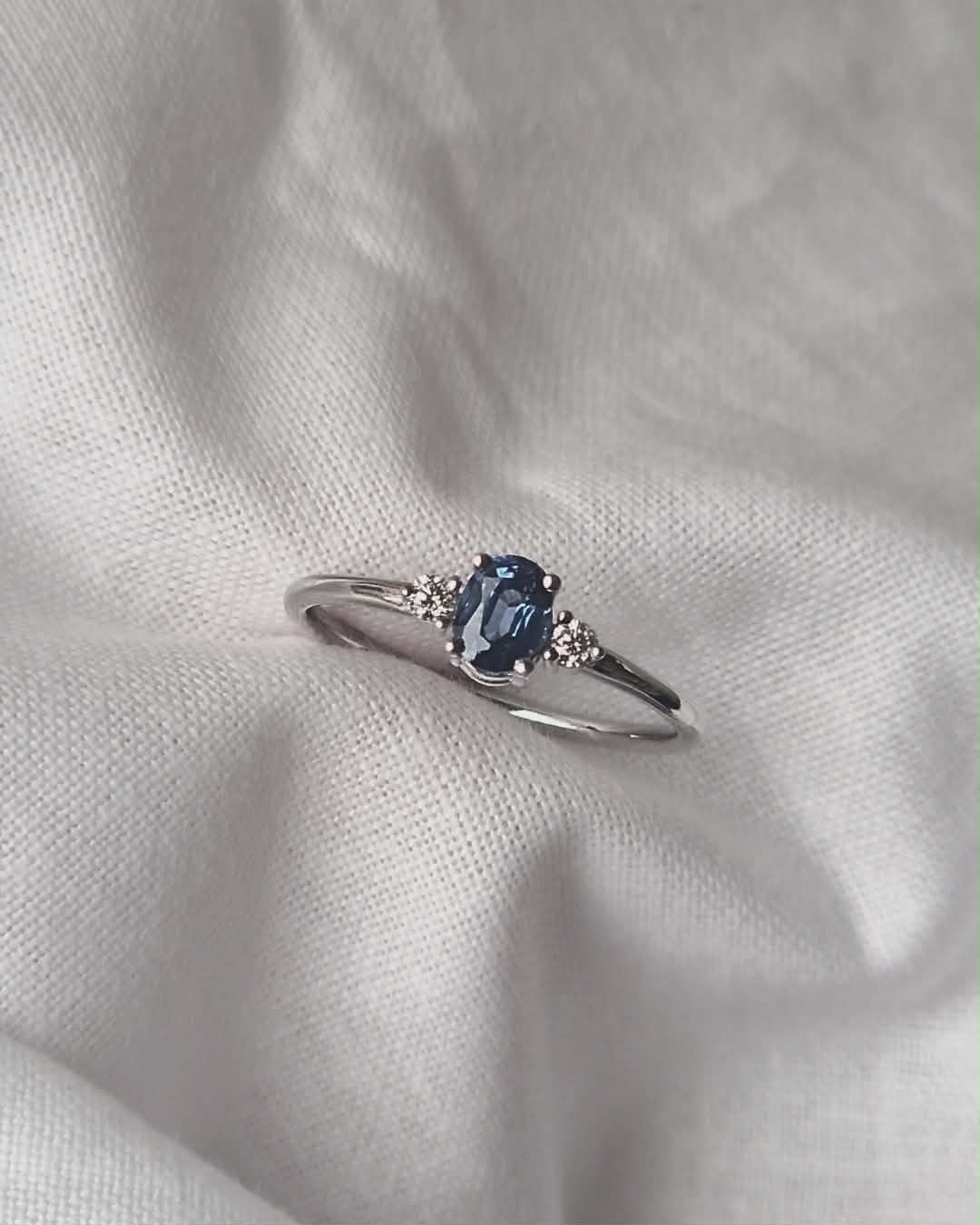 Ring in 18kt witgoud met een blauwe saffier