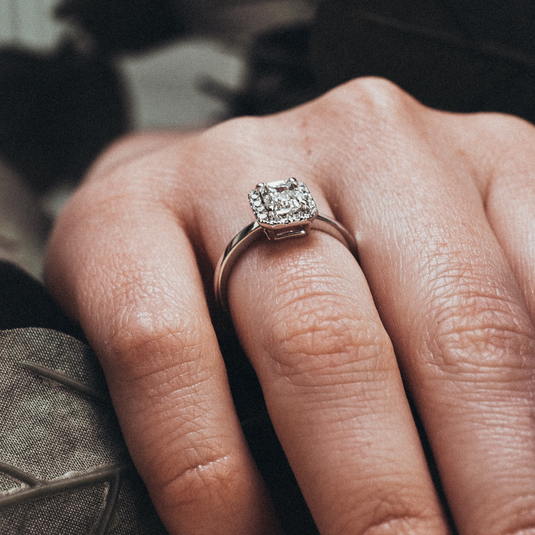 Hand met een witgouden ring met diamant