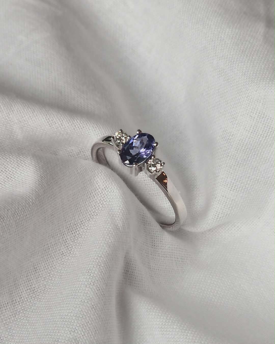 Op maat ontworpen witgouden ring met blauwpaarse edelsteen en diamantjes